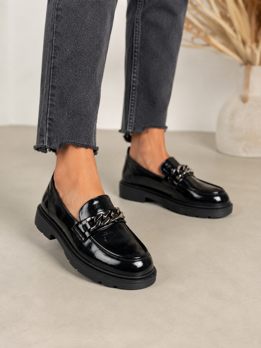 Pantofi casual damă negri lăcuiți din piele naturală cu lanț decorativ
