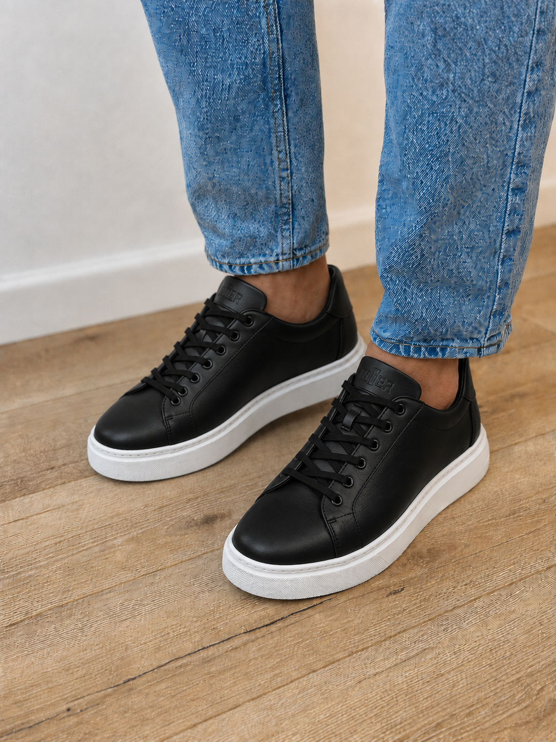 Pantofi sport bărbați negri din piele naturală cu talpă albă