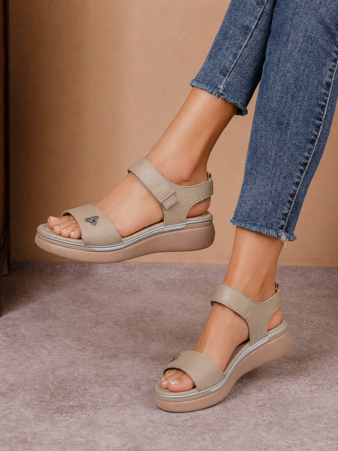 Sandale casual damă bej din piele naturală cu ornament albinuță