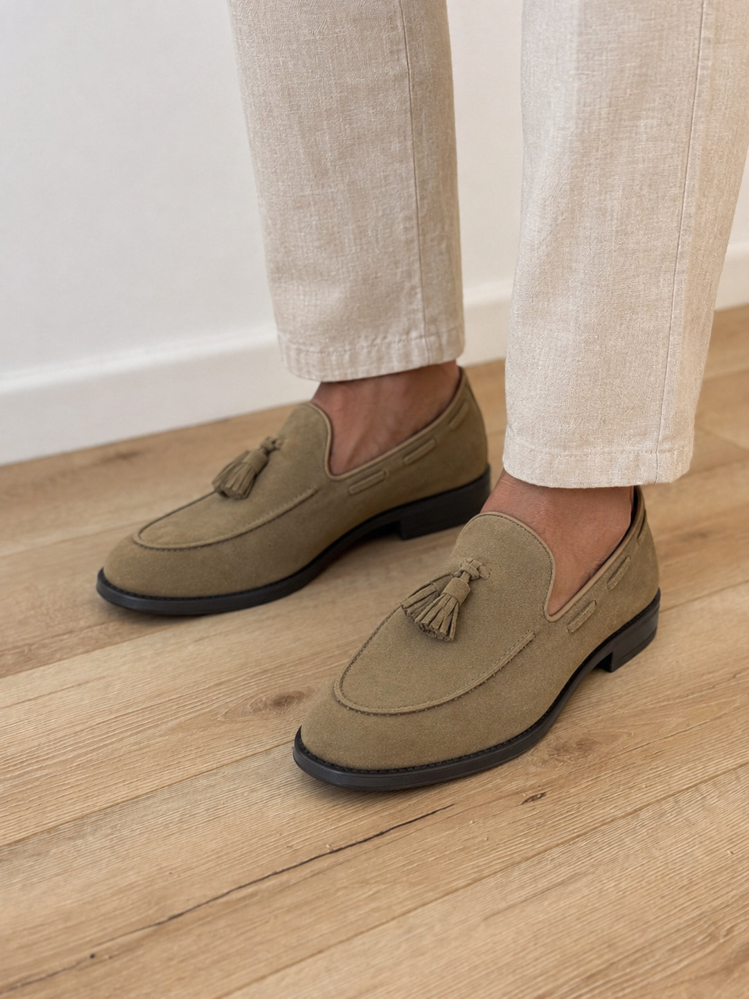 Pantofi eleganți bărbați taupe din piele întoarsă cu ciucuri și talpă neagră