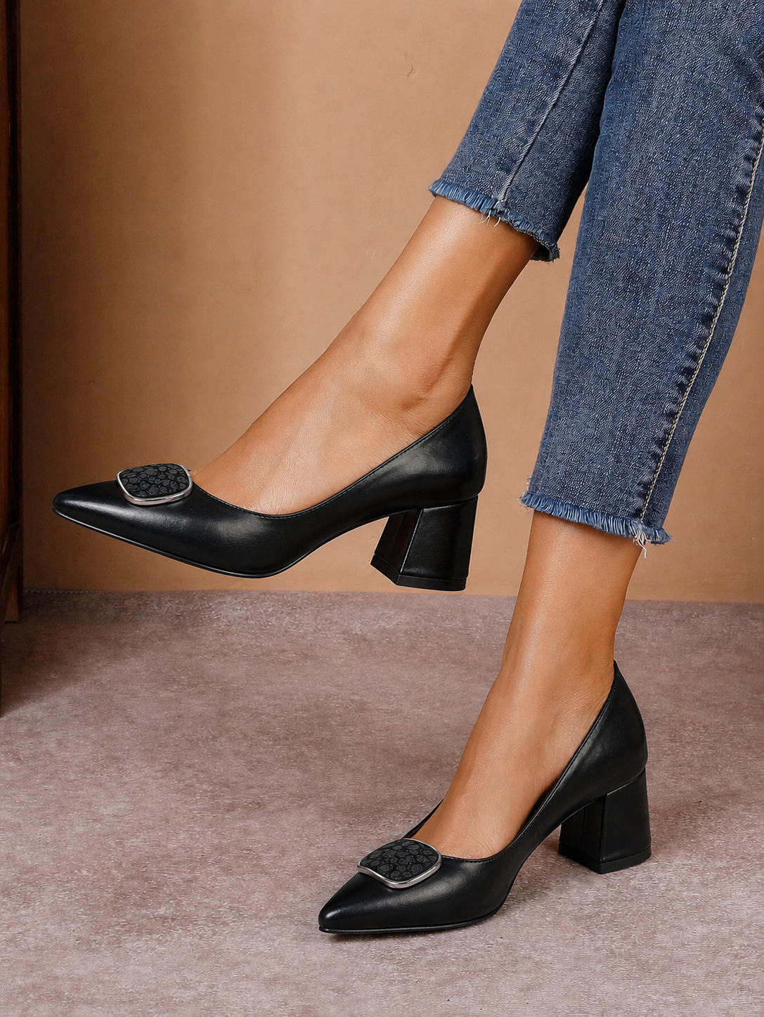 Pantofi eleganți damă negri din piele naturală cu toc gros și accesoriu decorativ