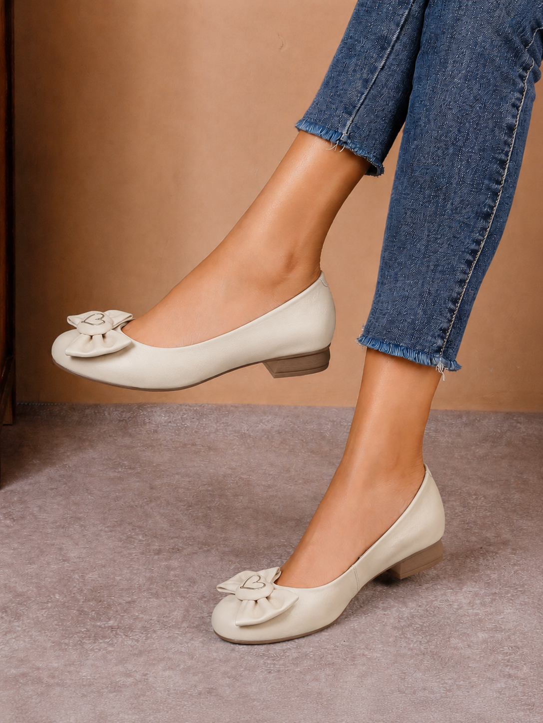 Balerini casual damă bej din piele naturală cu fundă și inimă decorativă