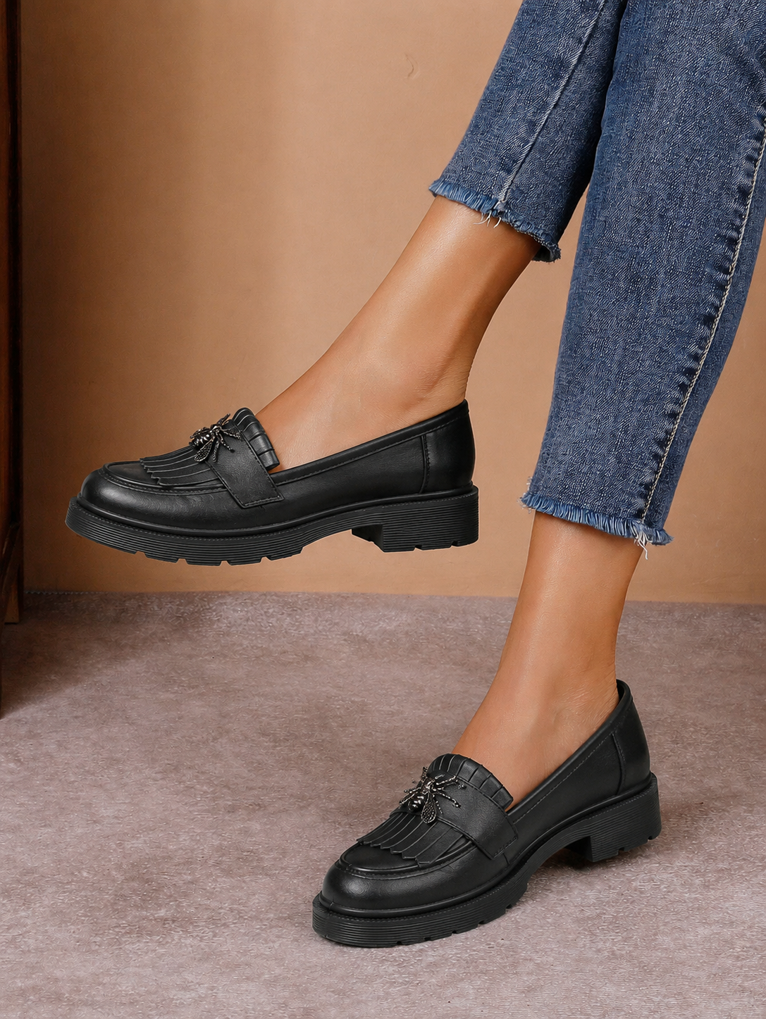 Pantofi casual damă negri din piele naturală cu franjuri și broșă albinuță