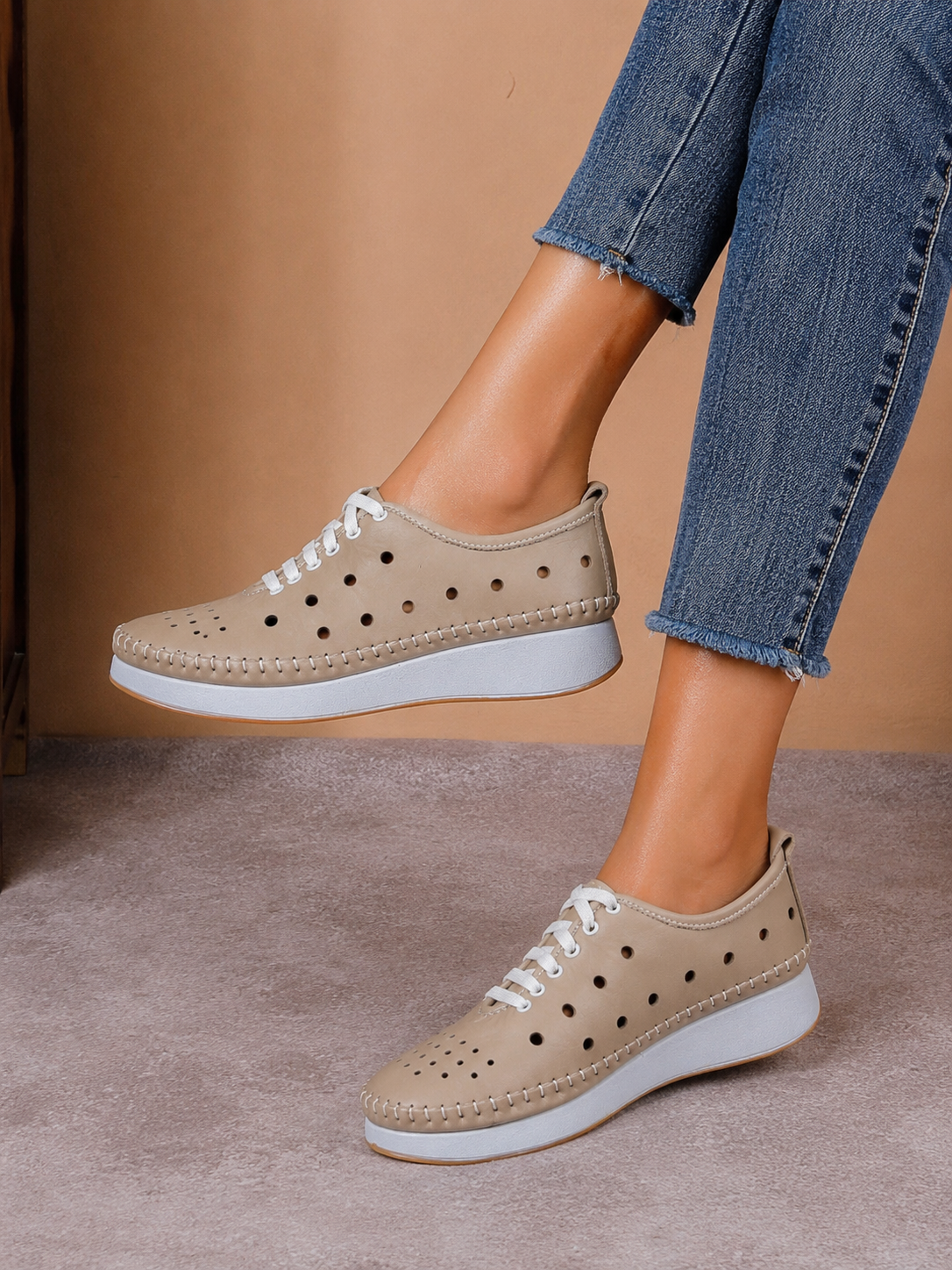 Pantofi casual damă bej din piele naturală cu perforații și șireturi albe