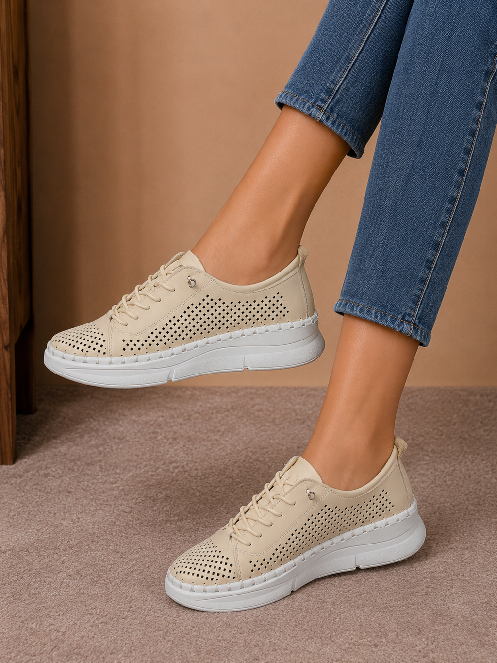 Pantofi sport casual damă bej din piele naturală cu perforații și talpă albă