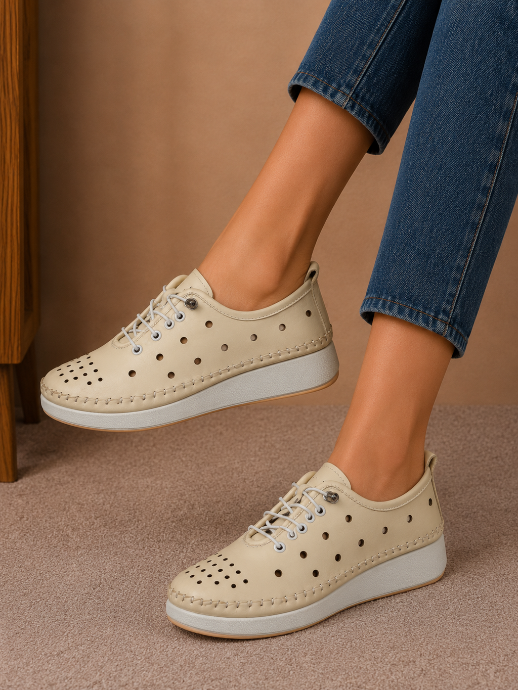 Pantofi casual damă crem din piele naturală cu perforații și șireturi albe