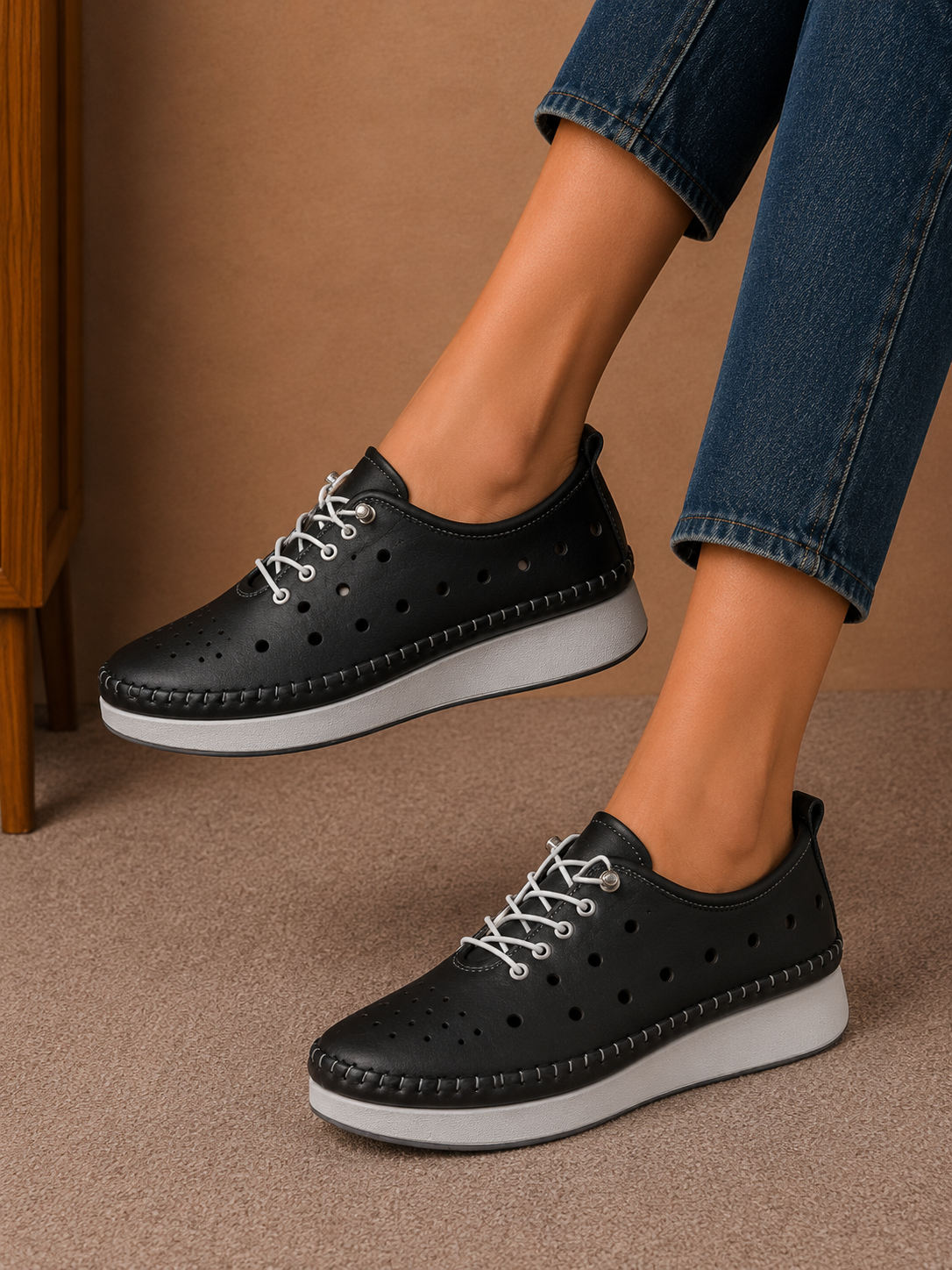 Pantofi casual damă negri din piele naturală cu perforații și șireturi albe