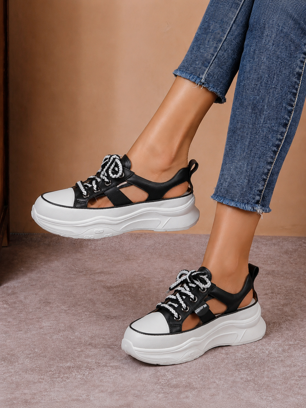 Pantofi sport damă negri din piele naturală cu talpă groasă și decupaje laterale
