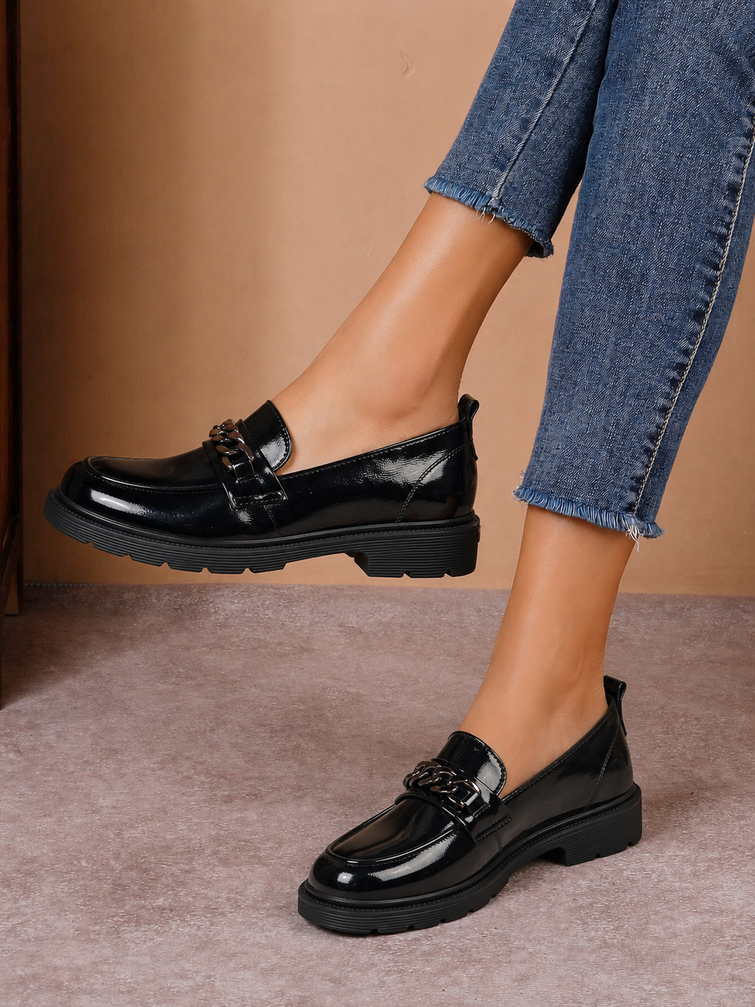 Pantofi casual damă negri lăcuiți din piele naturală cu lanț decorativ