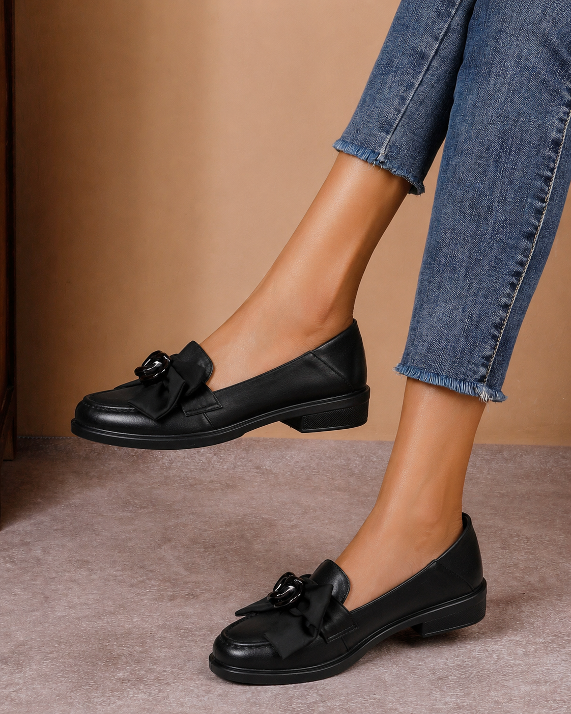 Pantofi casual damă negri din piele naturală cu fundă și lanț decorativ