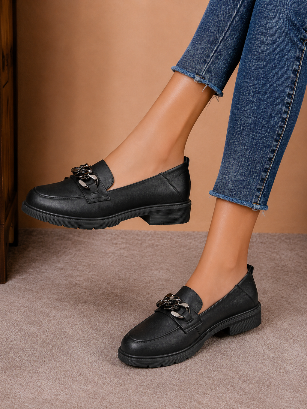 Pantofi casual damă negri din piele naturală cu lanț metalic și cusături decorative