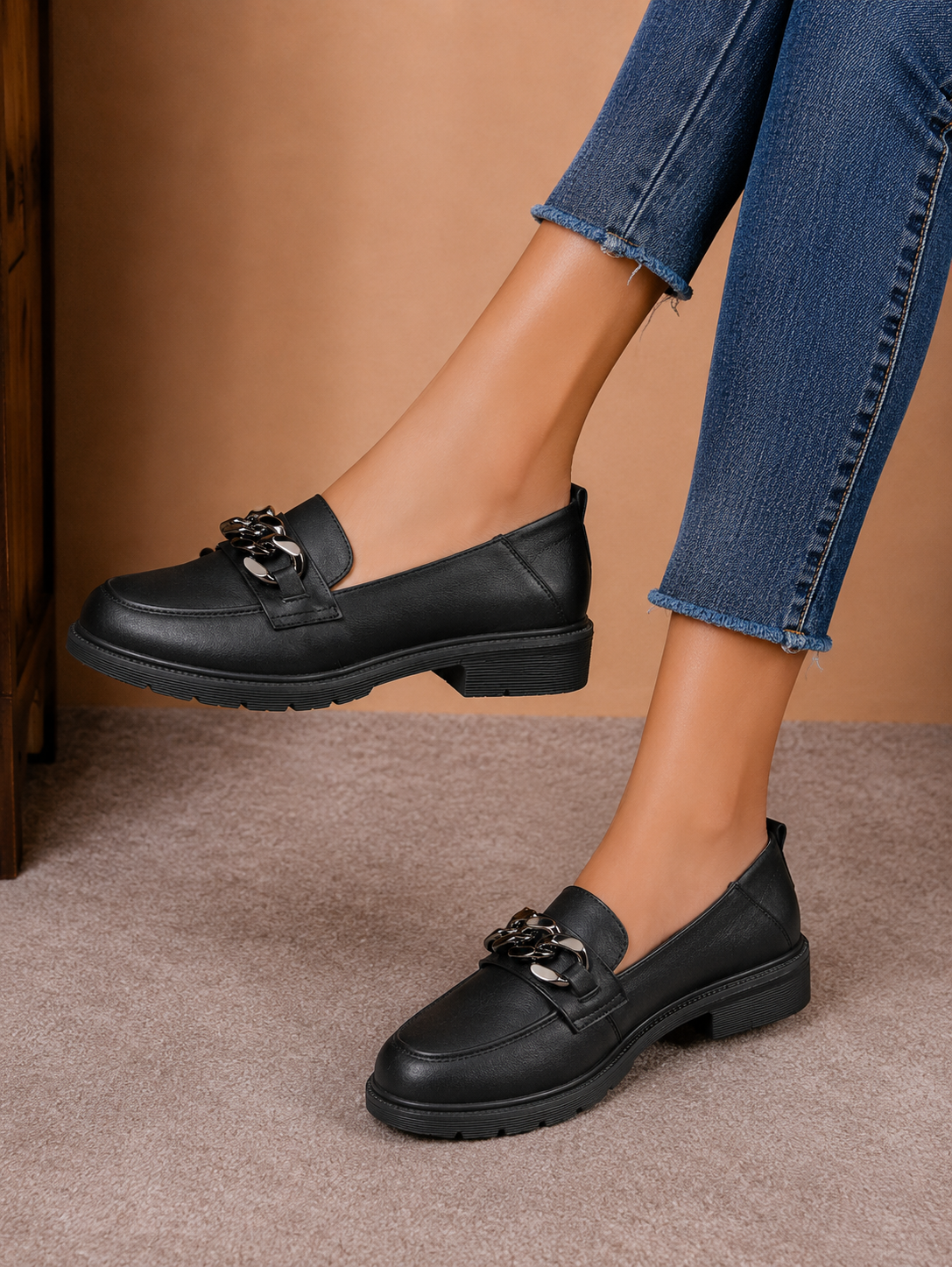 Pantofi casual damă negri din piele naturală cu lanț metalic și cusături decorative