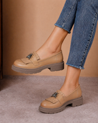 Pantofi casual damă bej din piele naturală cu franjuri și broșă albinuță