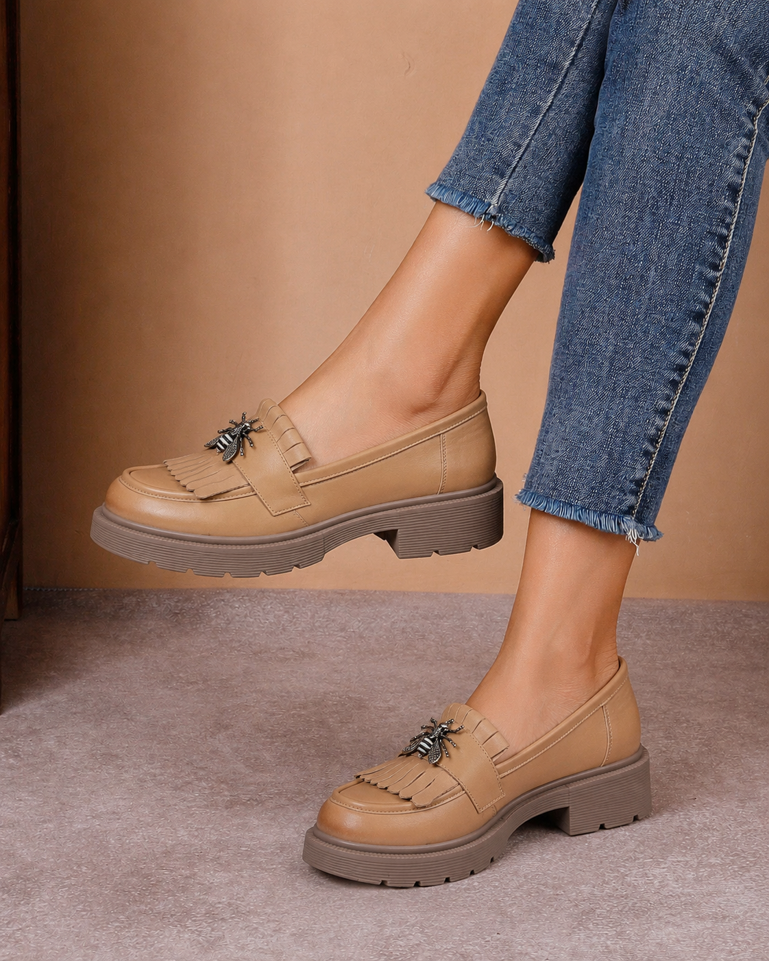 Pantofi casual damă bej din piele naturală cu franjuri și broșă albinuță