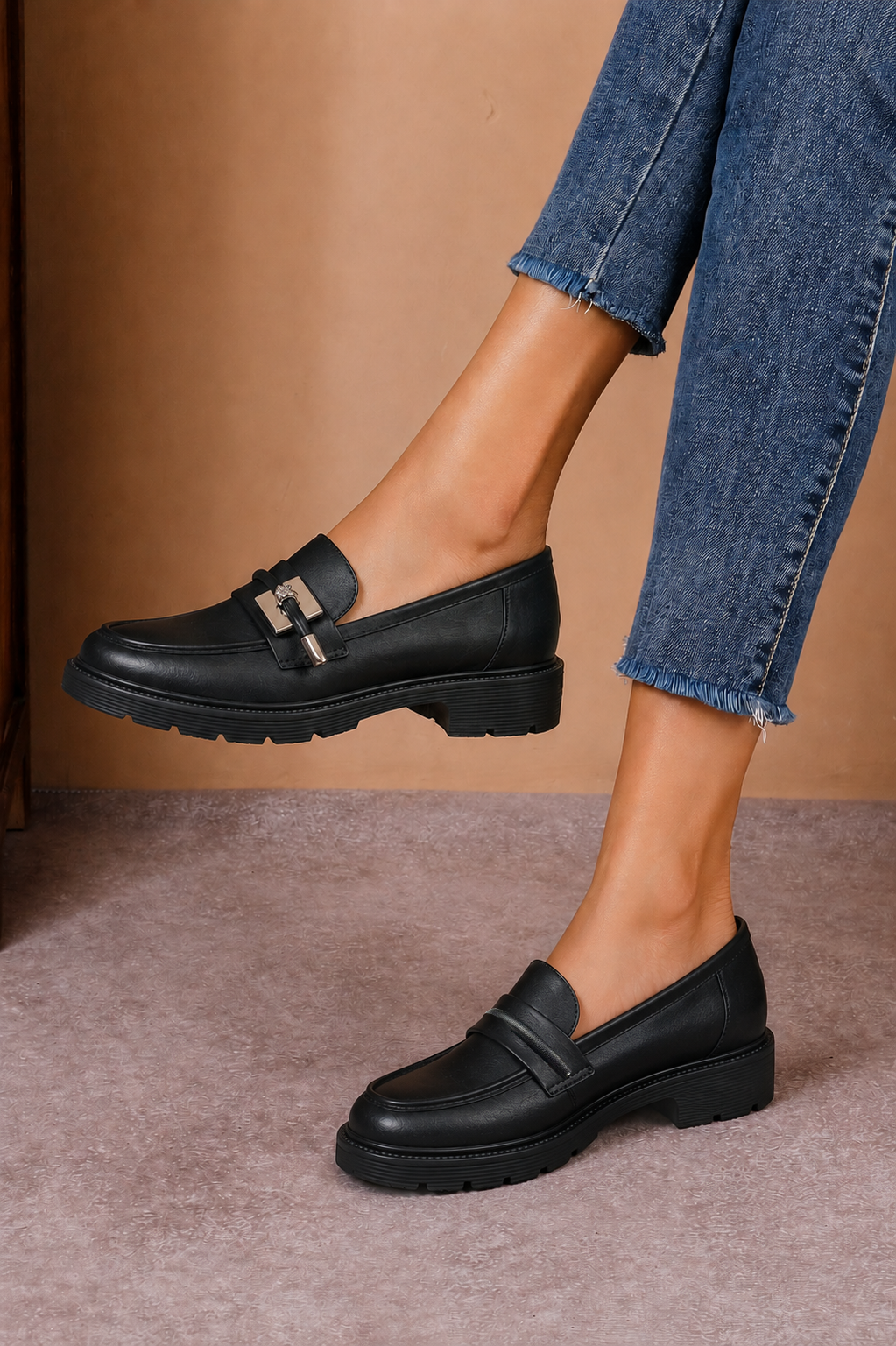 Pantofi casual damă negri din piele naturală cu plăcuță metalică