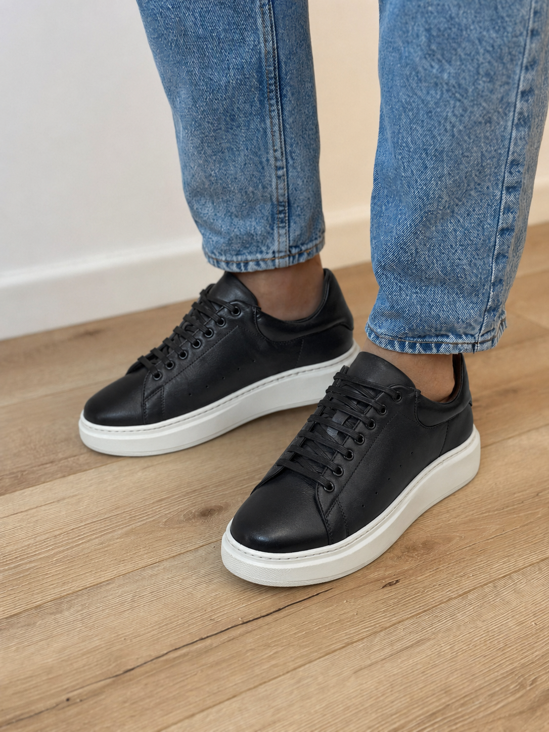 Pantofi sport bărbați negri din piele naturală cu talpă albă