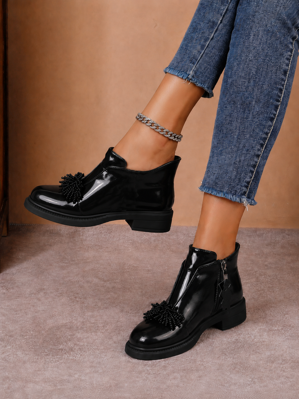 Ghete damă negre din piele lăcuită cu accesoriu decorativ – chic și confortabile