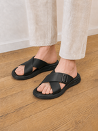 Papuci casual bărbați negri din piele naturală cu bretele încrucișate și cataramă