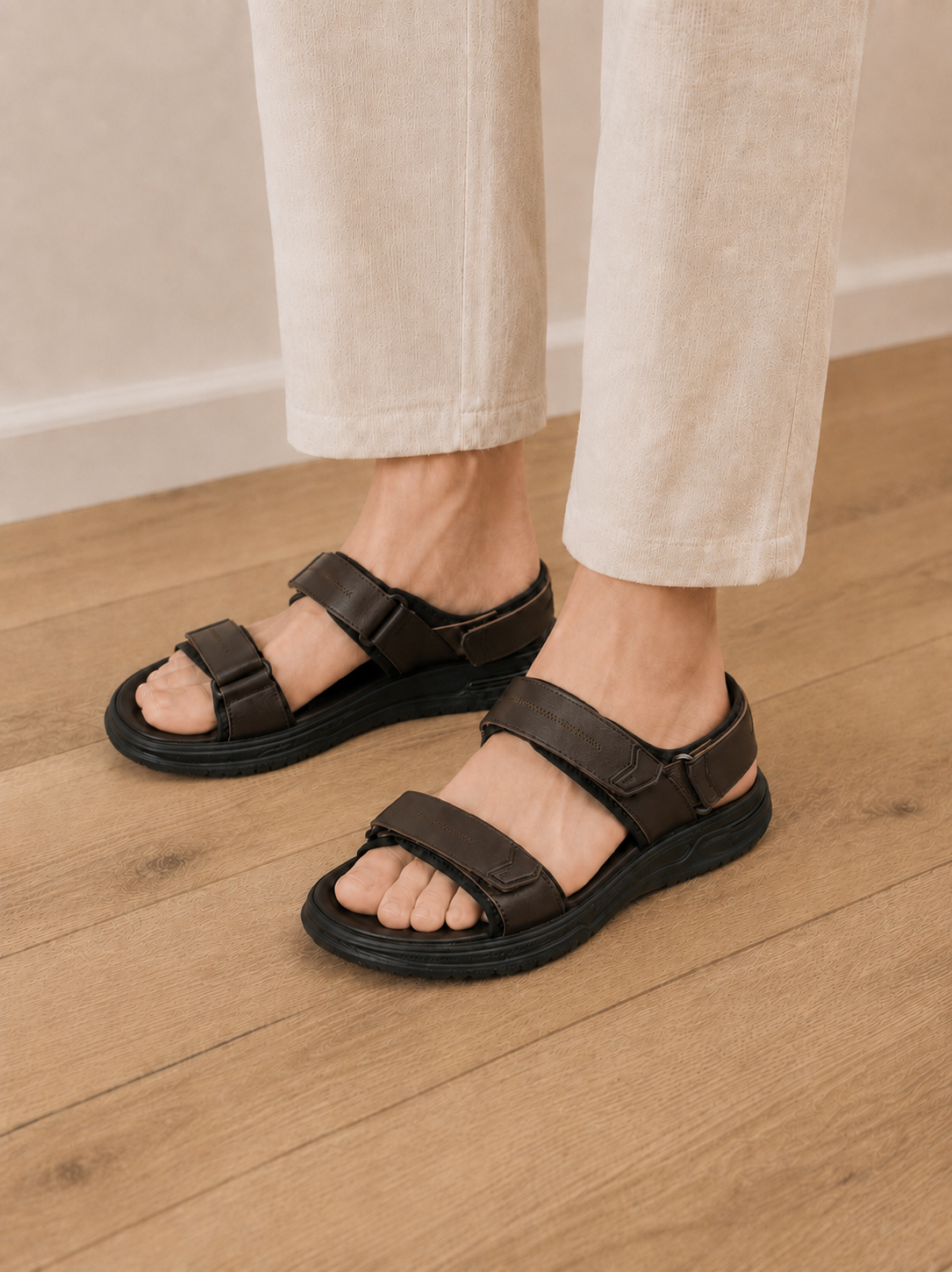 Sandale casual bărbați maro din piele naturală cu arici și bretele textile