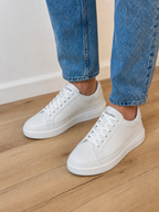 Pantofi sport bărbați albi din piele naturală cu șireturi și talpă albă
