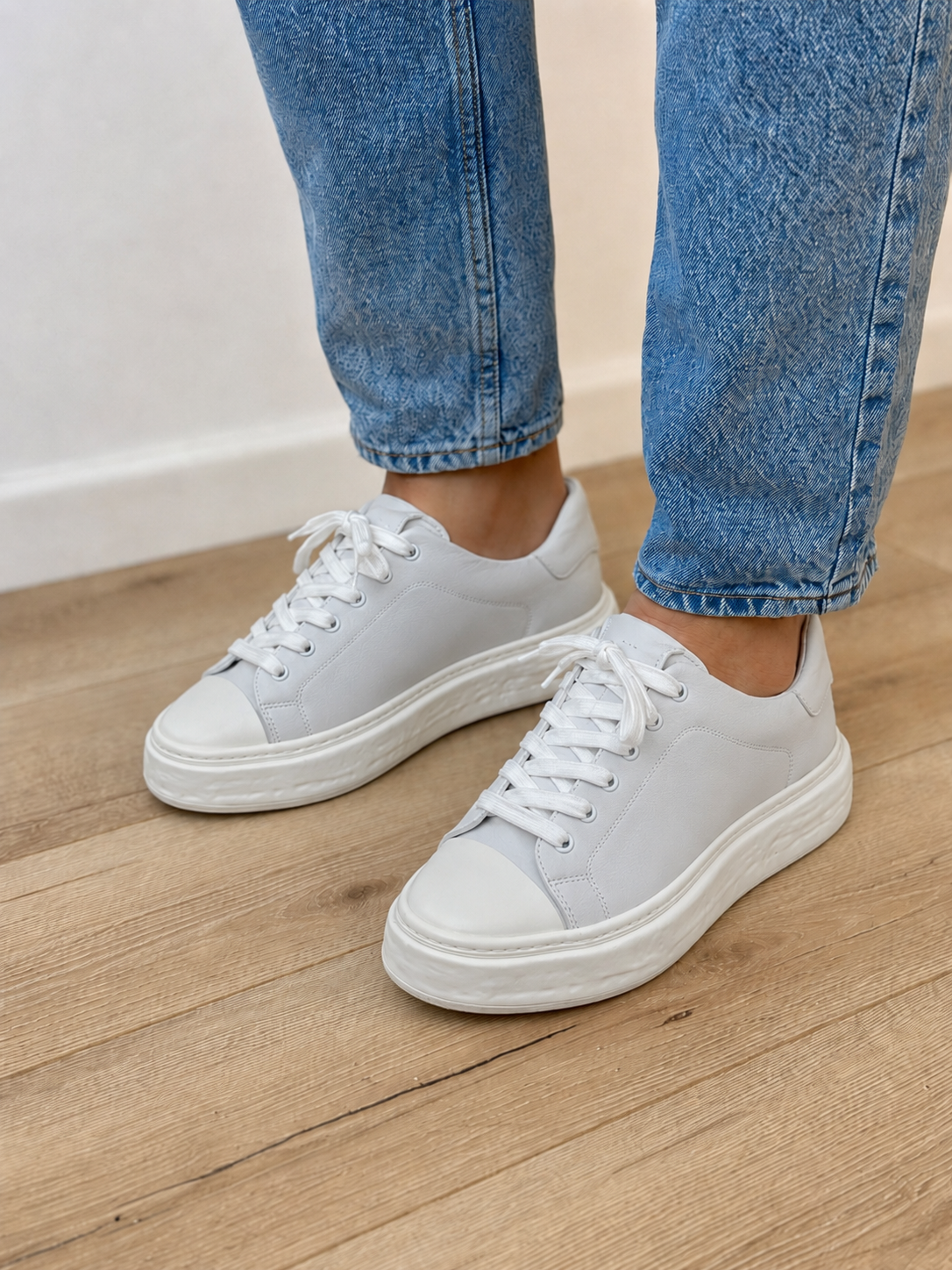 Adidași Albi Bărbați din Piele Naturală – Minimalism și Confort