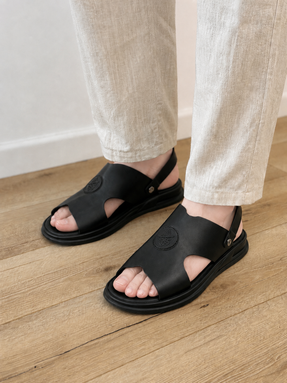 Sandale casual bărbați negre din piele naturală cu baretă la spate și decupaje laterale