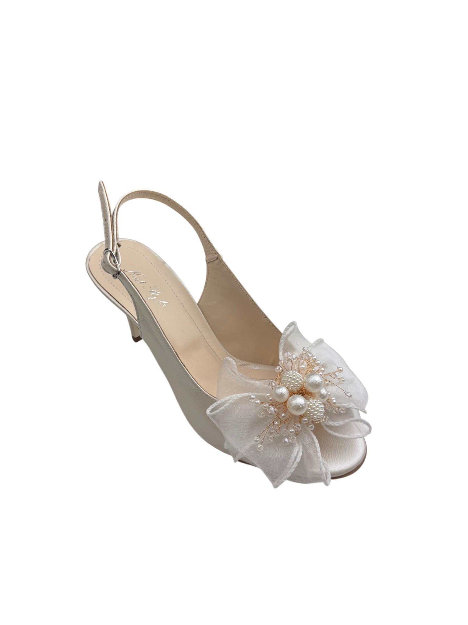 Sandale elegante damă albe cu toc, dantelă și perle