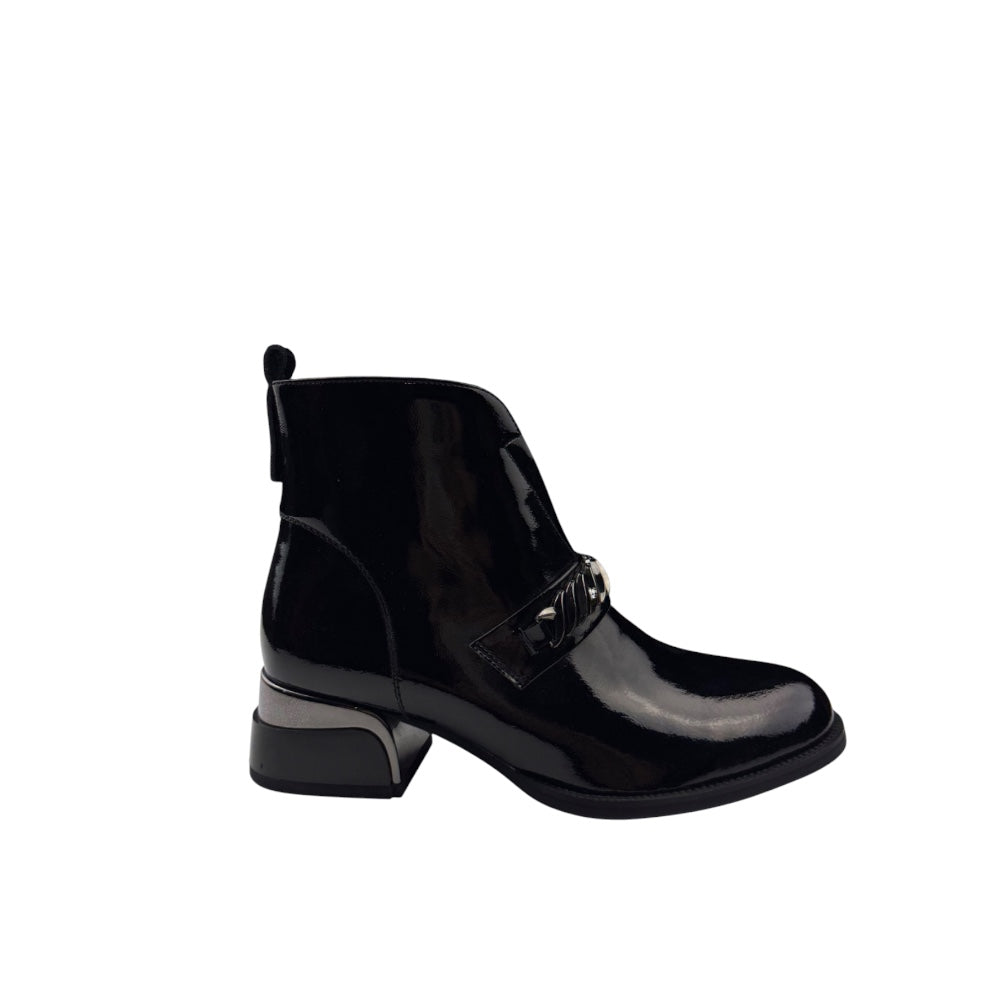 Ghete damă negre din piele lăcuită cu toc mic – rafinament și stil modern