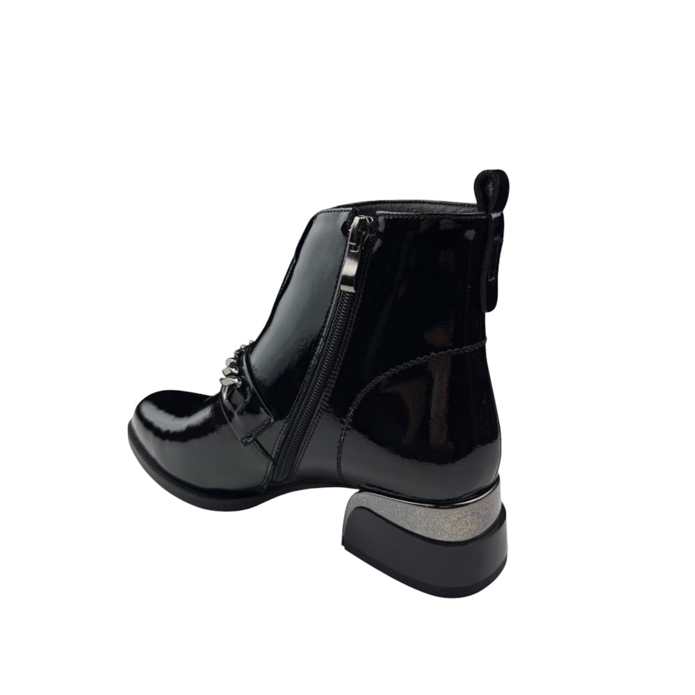 Ghete damă negre din piele lăcuită cu toc mic – rafinament și stil modern