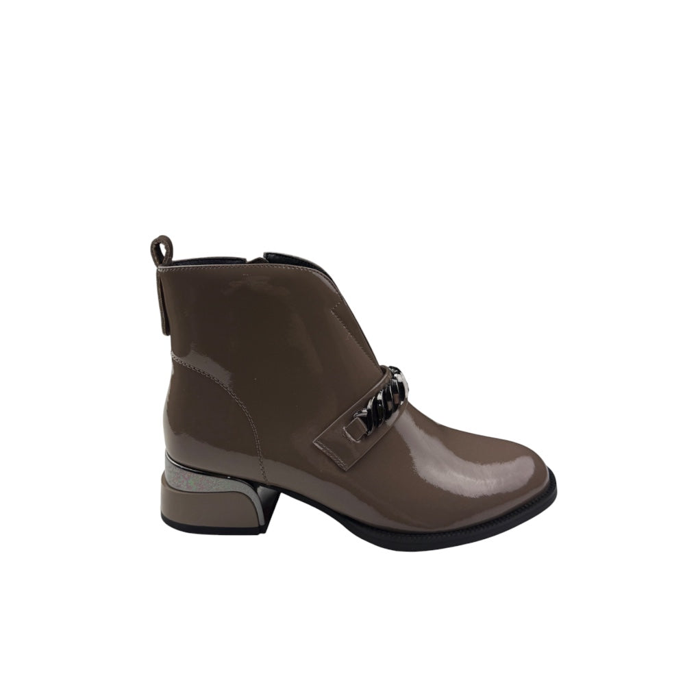 Ghete damă maro din piele lăcuită cu toc mic – moderne și versatile