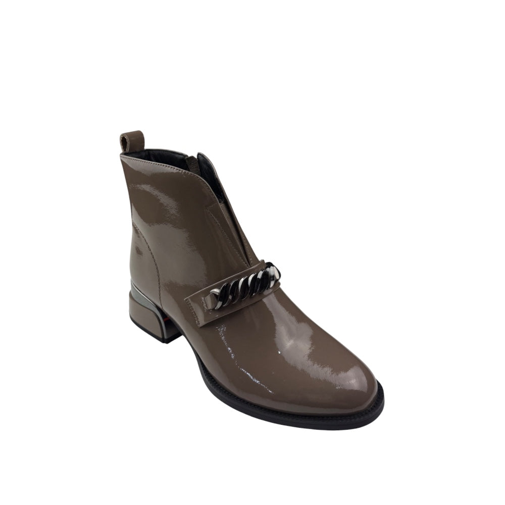 Ghete damă maro din piele lăcuită cu toc mic – moderne și versatile