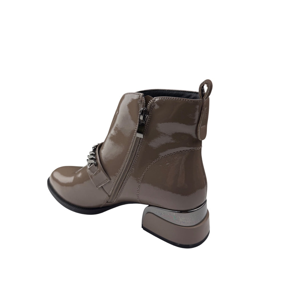 Ghete damă maro din piele lăcuită cu toc mic – moderne și versatile