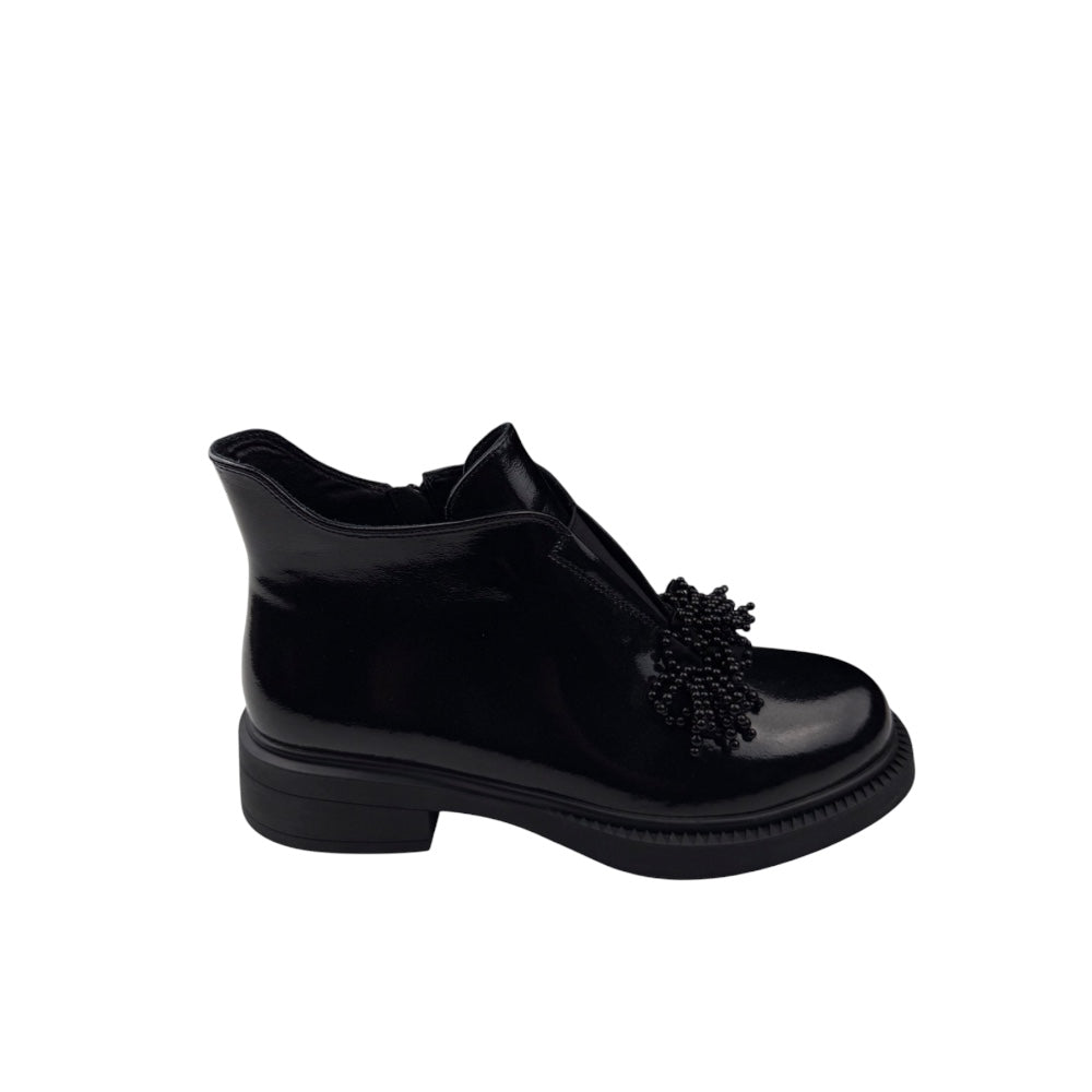 Ghete damă negre din piele lăcuită cu accesoriu decorativ – chic și confortabile