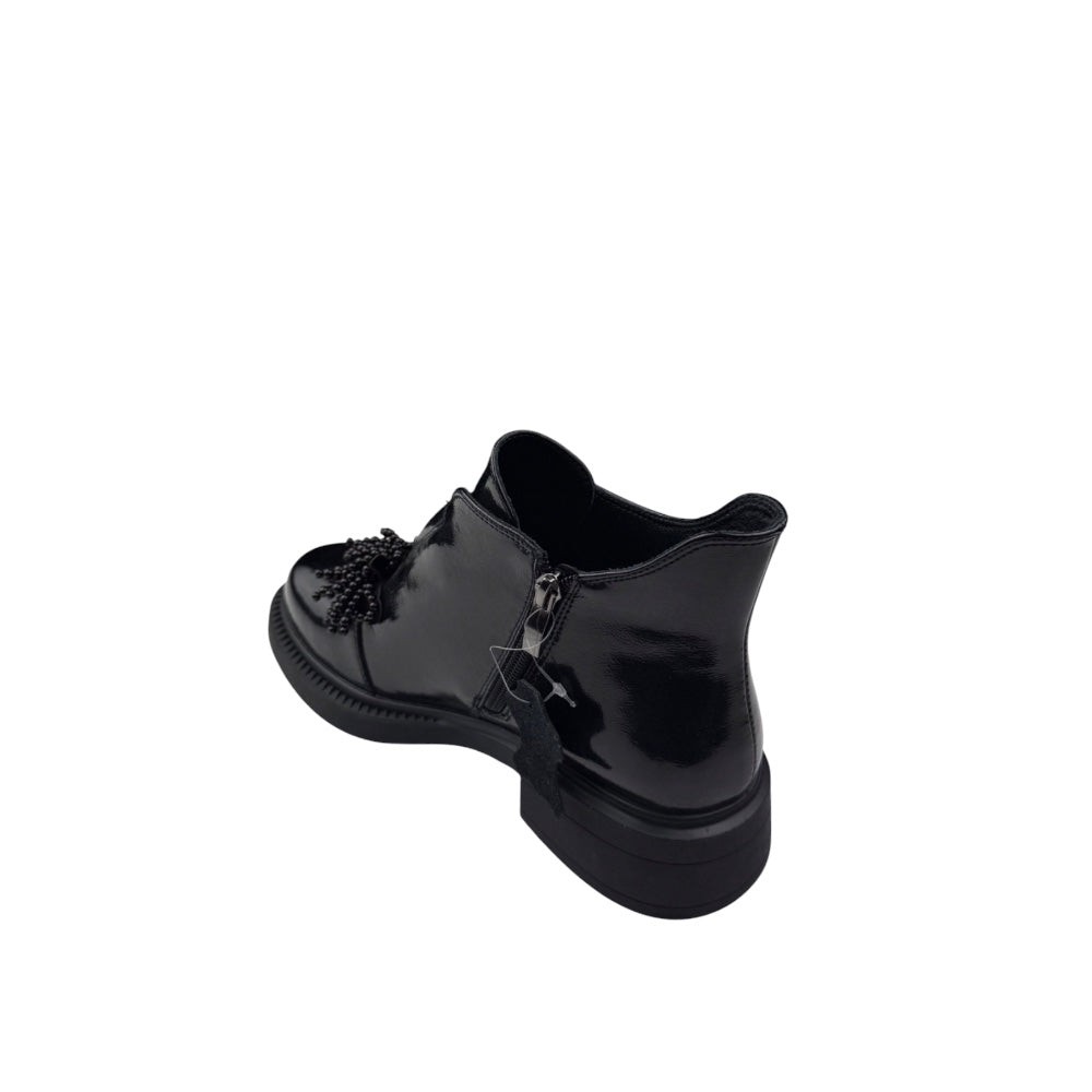 Ghete damă negre din piele lăcuită cu accesoriu decorativ – chic și confortabile