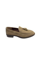 Pantofi eleganți bărbați taupe din piele întoarsă cu ciucuri și talpă neagră