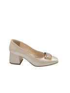 Pantofi eleganți damă crem din piele naturală cu toc gros și accesoriu decorativ