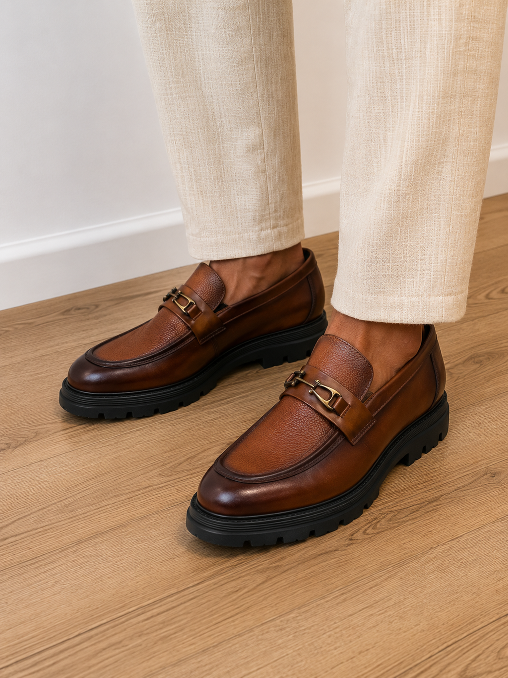 Pantofi eleganți bărbați maro din piele naturală cu ornament metalic și talpă neagră