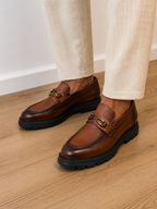 Pantofi eleganți bărbați maro din piele naturală cu ornament metalic și talpă neagră
