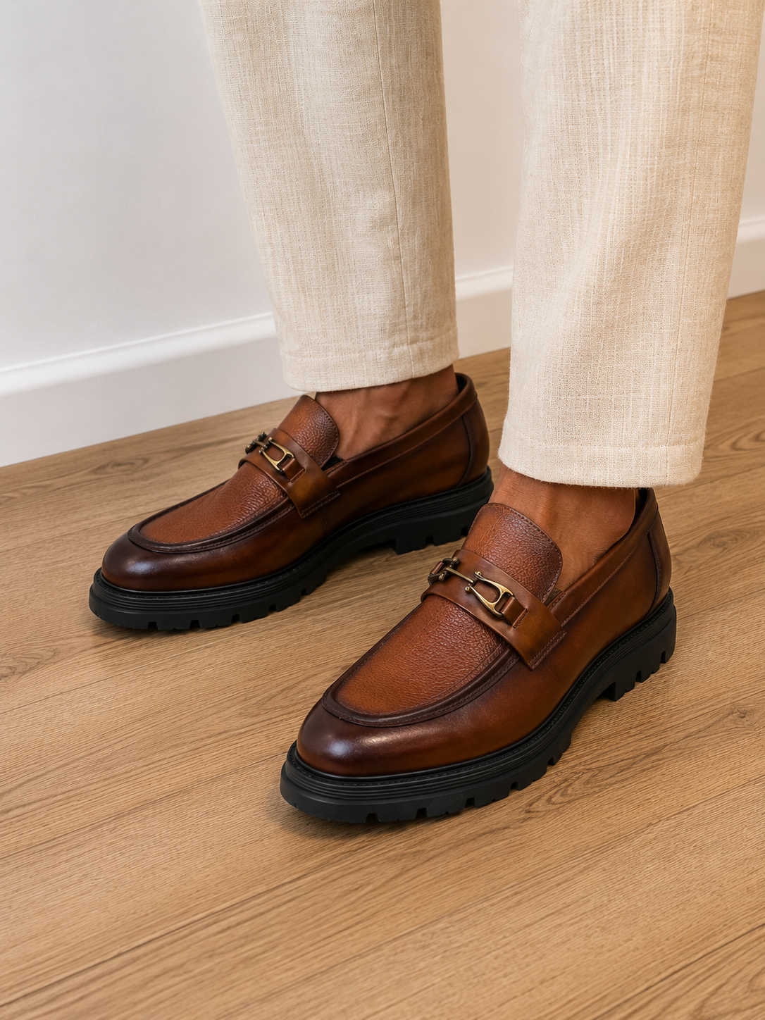 Pantofi eleganți bărbați maro din piele naturală cu ornament metalic și talpă neagră