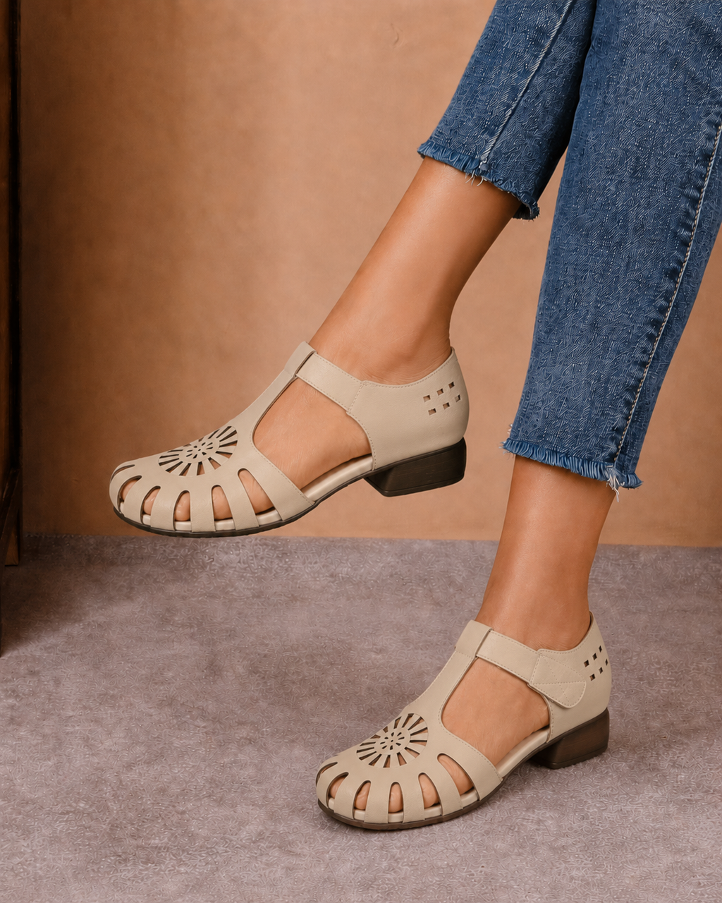 Sandale casual damă bej din piele naturală cu velcro și decupaje